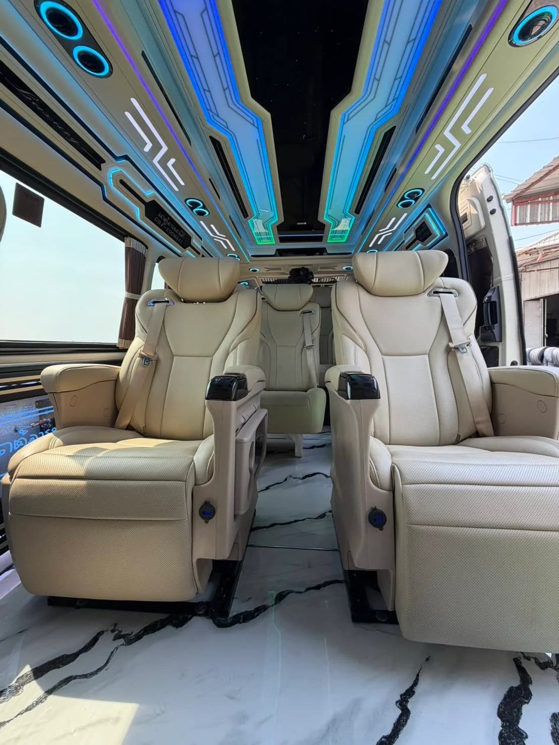 รถตู้ VIP ภายในกว้างขวาง เบาะหนังสะอาด