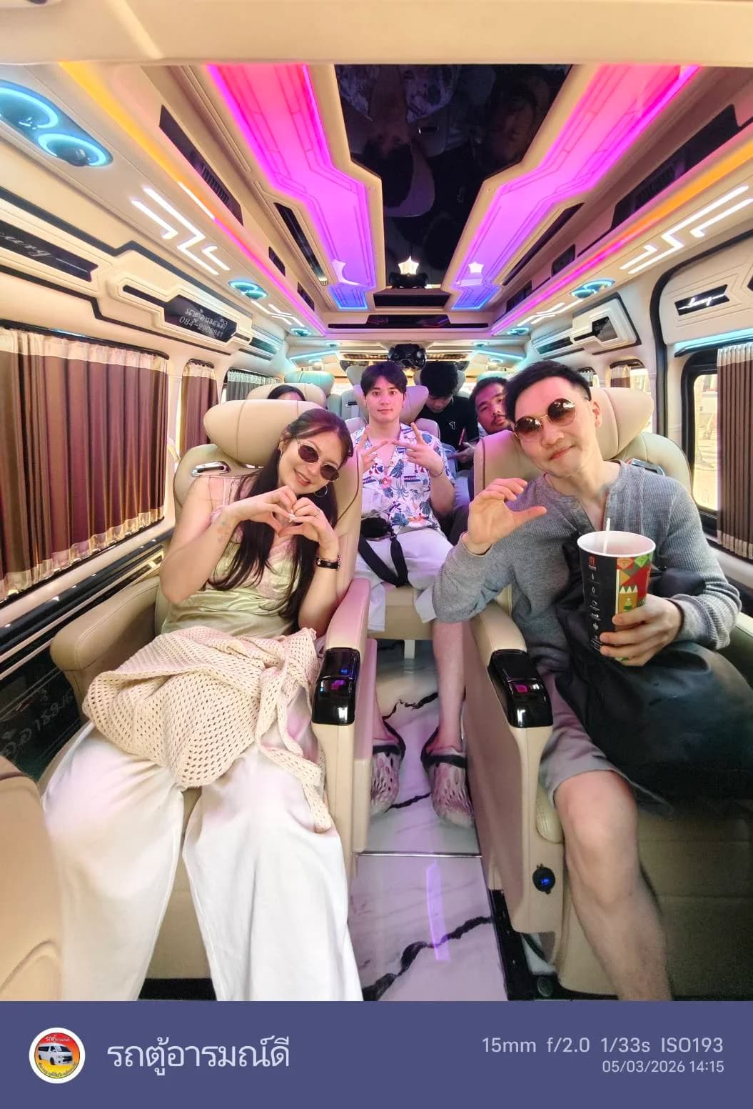 คนขับมืออาชีพ สุภาพ แต่งกายเรียบร้อย